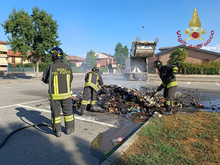 Pavia: rifiuti in fiamme, intervengono i Vigili del fuoco