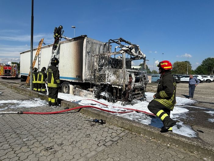 Mortara: rogo divora autotreno carico di cippato, illeso il conducente