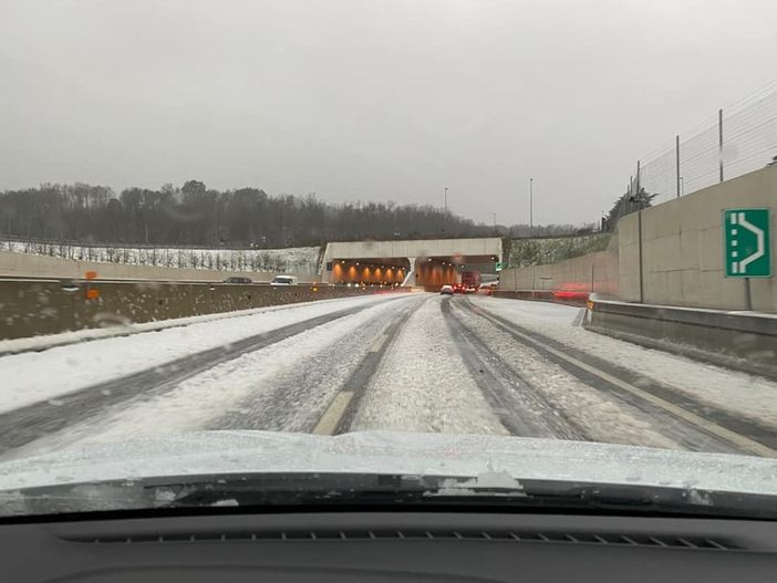 La foto postata sulla pagina Facebook di Gianluca Bertoni: l'effetto di una nevicata sulle strade dopo i temporali con grandine della serata è visibile anche sulla Pedemontana La foto postata sulla pagina Facebook di Gianluca Bertoni: l'effetto di una nevicata sulle strade dopo i temporali con grandine della serata è visibile anche sulla Pedemontana