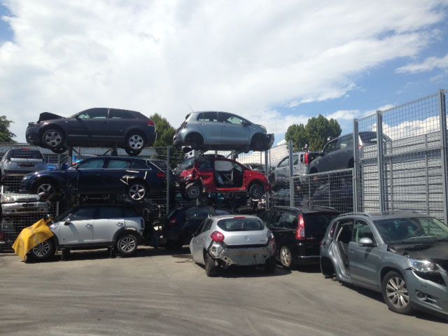 Novara, autodemolitore fuorilegge: sigilli di Carabinieri e Polizia Stradale Novara, autodemolitore fuorilegge: sigilli di Carabinieri e Polizia Stradale