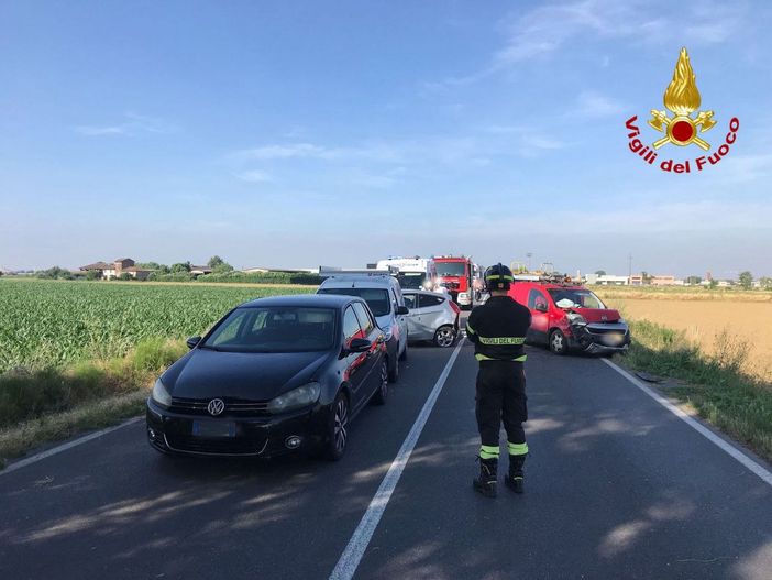 Pavese, tamponamento tra auto sulla provinciale: strada bloccata per un'ora, ma nessun ferito Pavese, tamponamento tra auto sulla provinciale: strada bloccata per un'ora, ma nessun ferito