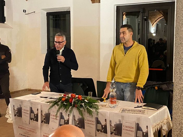 Valeggio: il generale Roberto Vannacci ha presentato il libro "Il mondo al contrario", nell'ex scuderia del castello. Le immagini