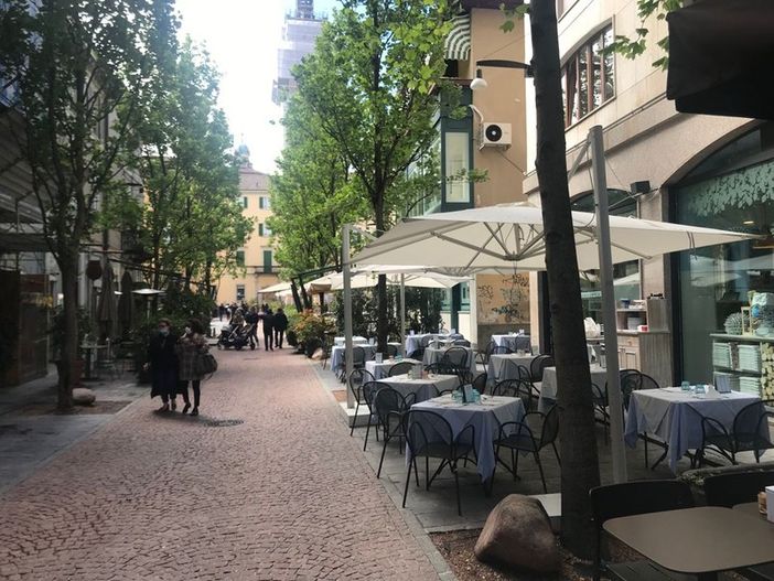 Lo schema delle possibili riaperture: consumazione ai banconi dei bar da lunedì 24. Ristoranti al chiuso dal 1° giugno forse anche a cena