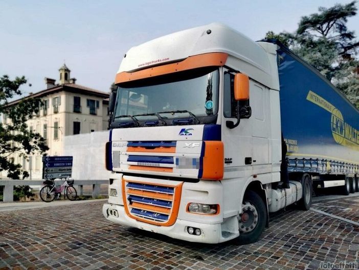 Cassinetta, TIR bloccato sul ponte lungo il Naviglio: arrivano i Carabinieri… Cassinetta, TIR bloccato sul ponte lungo il Naviglio: arrivano i Carabinieri…