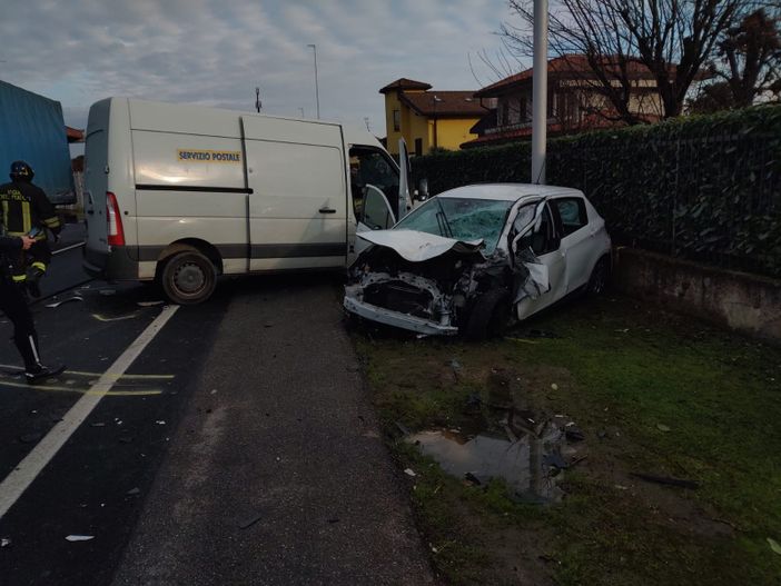 Vigevano: scontro tra mezzi in viale Agricoltura, uomo 79enne in codice giallo. Traffico rallentato Vigevano: scontro tra mezzi in viale Agricoltura, uomo 79enne in codice giallo. Traffico rallentato