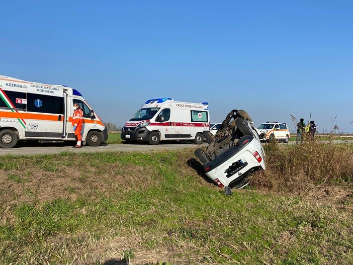 Valle: si ribaltano con l'auto sulla provinciale 5, ferite una donna 49enne e bambina di 9 anni