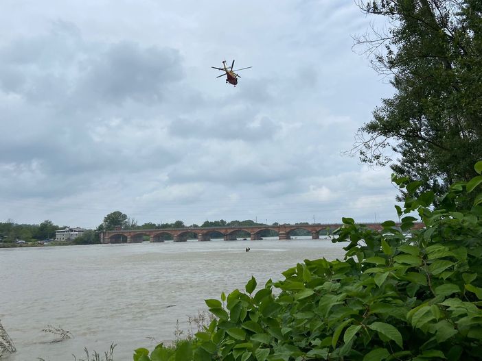 Torre Beretti: donna 55enne rischia di annegare nel Po, portata in salvo con l'elisoccorso Torre Beretti: donna 55enne rischia di annegare nel Po, portata in salvo con l'elisoccorso