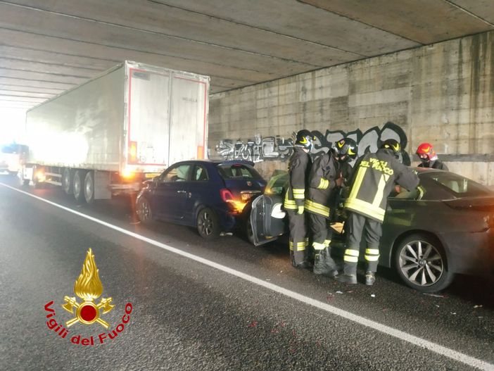 Pavia: tamponamento tra auto e camion sulla tangenziale est, coinvolte 4 persone Pavia: tamponamento tra auto e camion sulla tangenziale est, coinvolte 4 persone