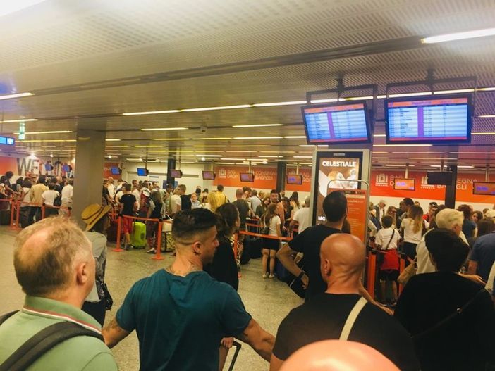«Oltre un'ora per ritirare il bagaglio a Malpensa». Rischio super attese in vista dell'estate