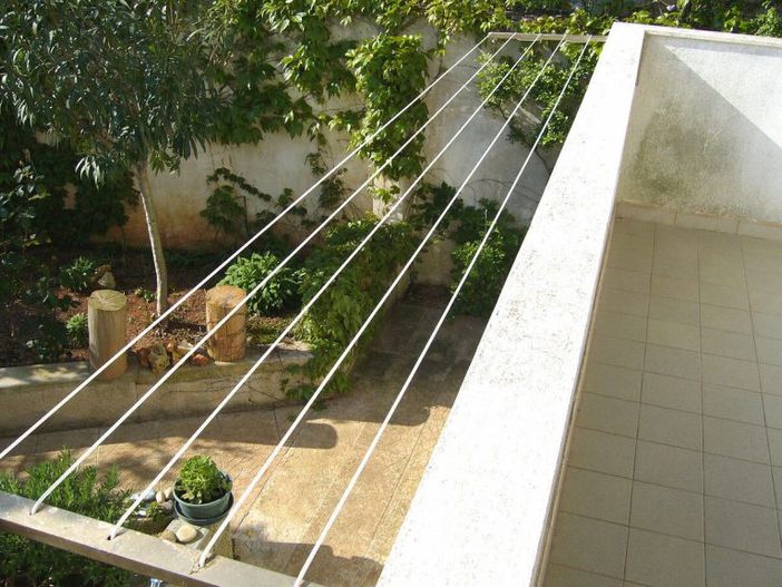 Alessandria, bimbo di 2 anni cade dal balcone: salvato dai fili del bucato Alessandria, bimbo di 2 anni cade dal balcone: salvato dai fili del bucato