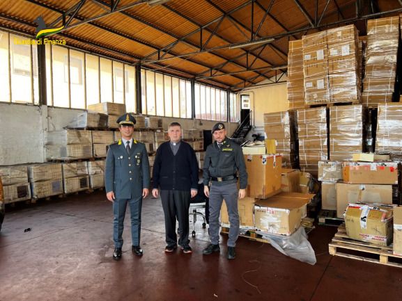 Magenta: capi di abbigliamento e scarpe sequestrati dalla Guardia di Finanza donati a Caritas e Non di solo pane