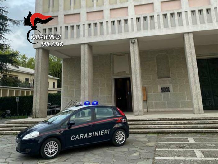 San Donato Milanese: danneggia e scaraventa arredi sacro in chiesa, in manette un 36enne