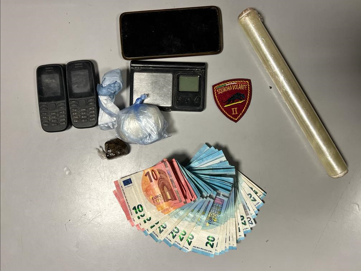 Pavia: fermato per un controllo minaccia i poliziotti con una falce. Arrestato 43enne con droga e contanti