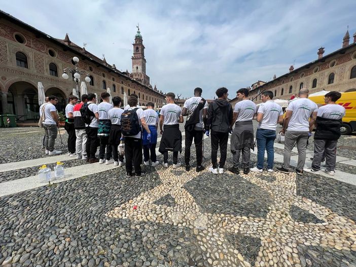 Dai rifiuti del tabacco ai rischi per la salute. Ats in strada con gli studenti per dire no al fumo