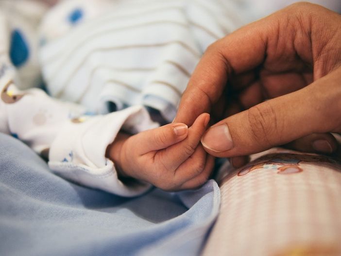Bimba nasce podalica in casa: «Grazie al personale dell'ambulanza quella che poteva essere una tragedia si è trasformata in un miracolo di Natale»