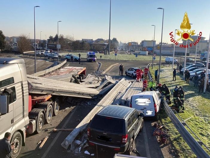 Trecate: camion perde il carico di travi di cemento e travolge un furgone