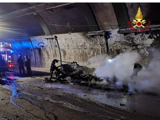 Incendio di un camper in galleria, undici chilometri di coda sulla A26