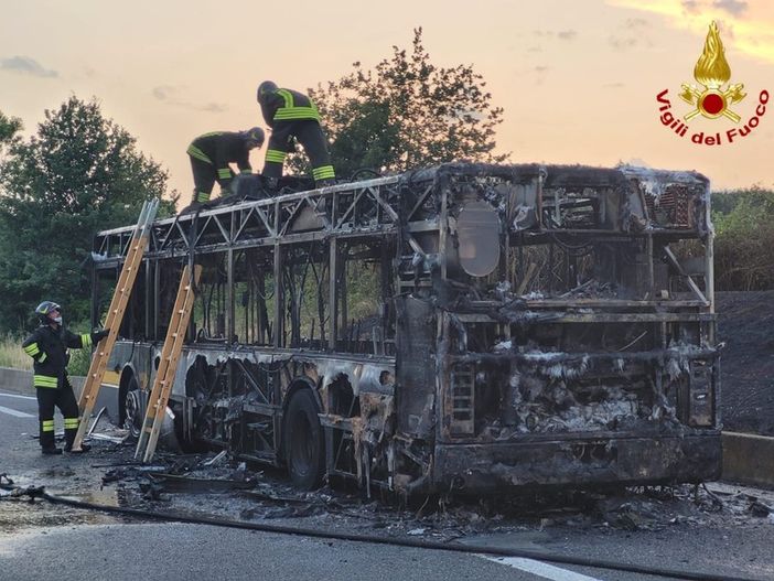 Autobus a fuoco in tangenziale a Novara