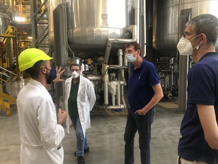 Parona, Milesi per le eccellenze sportive: Walter Magnifico e Ario Costa visitano lo stabilimento