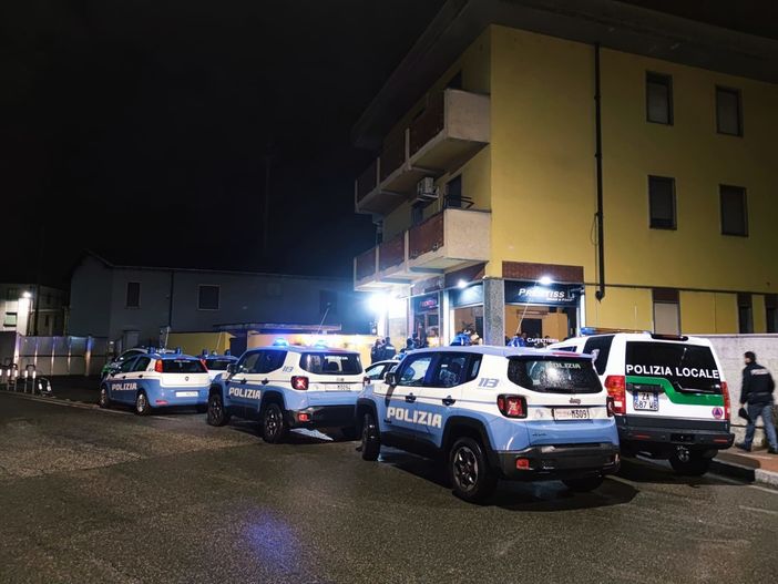 Movida a Novara, intensificati i controlli: decine di persone fermate dalla polizia Movida a Novara, intensificati i controlli: decine di persone fermate dalla polizia