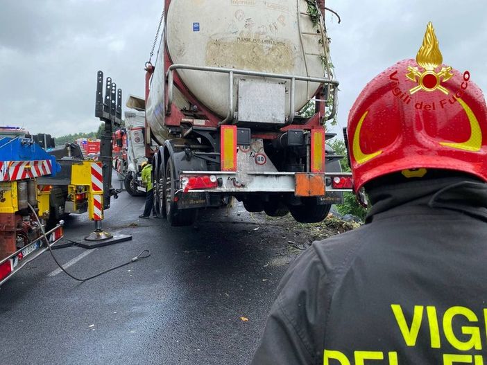 FOTO e VIDEO. Rimosso il camion ribaltatosi in Autolaghi: il raccordo per Malpensa riaperto solo verso Varese