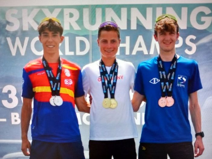 Peter Bettoli, bronzo ai Mondiali di Skyrunning, è il terzo a destra Peter Bettoli, bronzo ai Mondiali di Skyrunning, è il terzo a destra