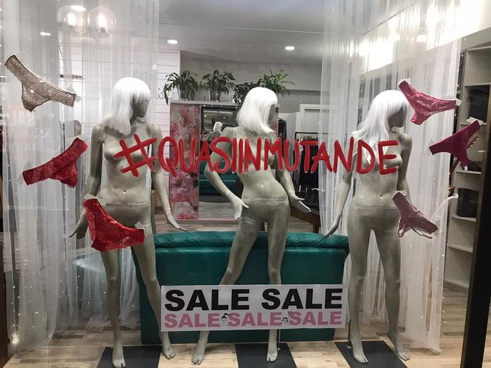 «Siamo quasi in mutande»: l'originale protesta dei commercianti di Galleria Manzoni a Varese lascia il segno «Siamo quasi in mutande»: l'originale protesta dei commercianti di Galleria Manzoni a Varese lascia il segno