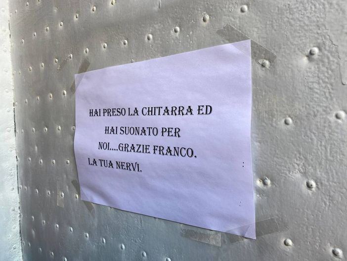 L'ultimo saluto a Franco Gatti, il &quot;baffo&quot; dei Ricchi e Poveri: «Hai preso la chitarra e hai suonato per noi, grazie» (Video)