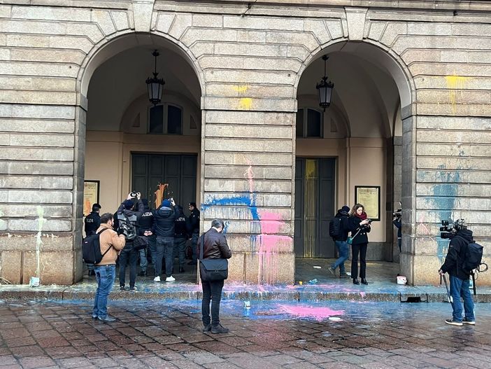 Denunciati dalla Polizia i cinque imbrattatori della Scala