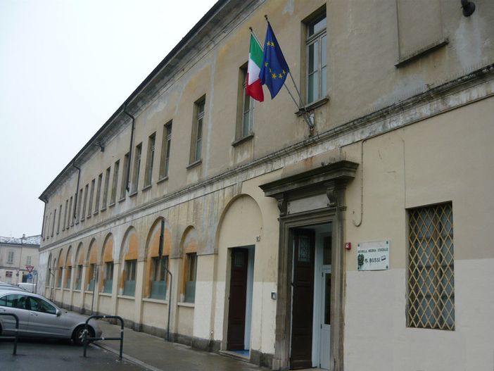 Vigevano: scagliano il manico di un ombrello all'interno di un'aula della media Bussi. La Polizia locale segnala tre giovani al tribunale per i minorenni