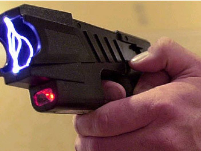 Regione Lombardia: presto i Taser nei Comuni sopra i 100mila abitanti, ‘estendere a quelli di 30mila’