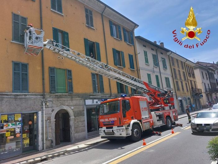 L'intervento di oggi dei vigili del fuoco di Como nell'abitazione di via Milano