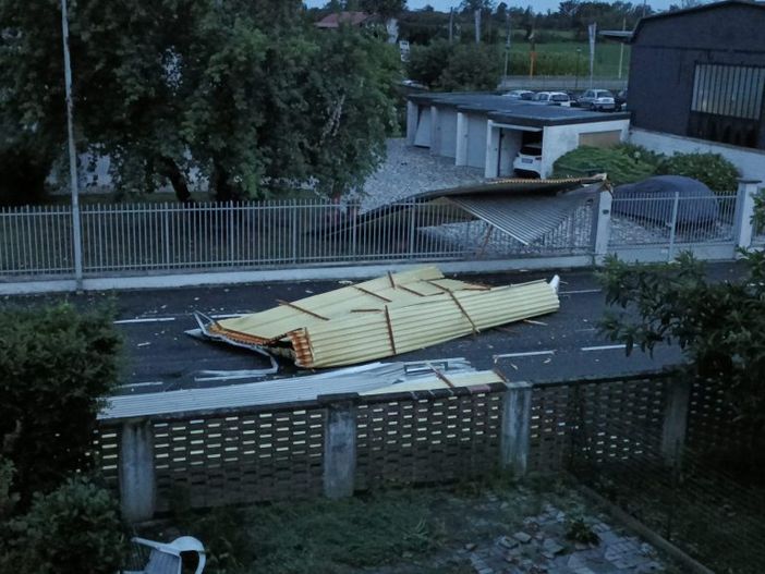 Robecco e Abbiategrasso, alberi sulle strade, 526 interrotta. Case allagate a Corbetta ed Arluno Robecco e Abbiategrasso, alberi sulle strade, 526 interrotta. Case allagate a Corbetta ed Arluno