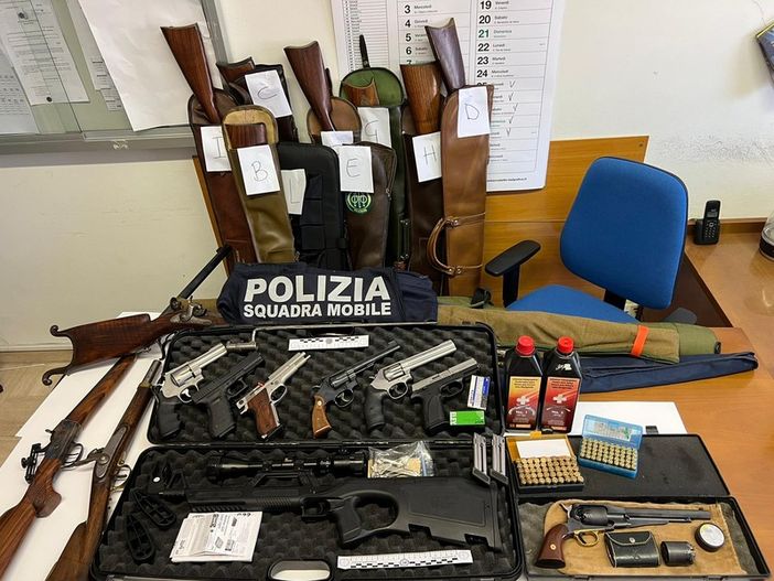 Spari contro una casa a Novara, sequestrate 49 armi e denunciate 4 persone