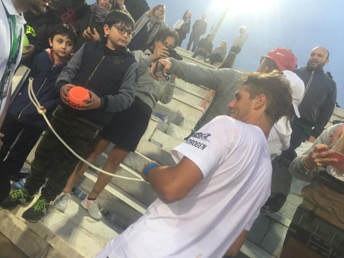 Filippo Baldi firma autografi dopo la splendida vittoria su Martin Klizan