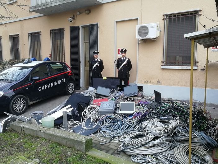 Robbio: fuggono con materiale rubato da un'azienda di informatica, denunciate tre persone Robbio: fuggono con materiale rubato da un'azienda di informatica, denunciate tre persone