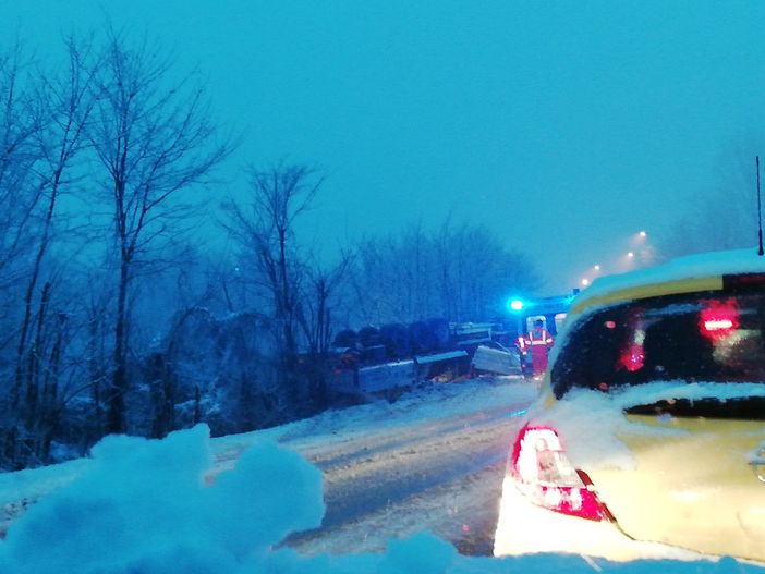 Tromello: si ribalta con il camion sulla ex ss596, lievemente ferito il conducente