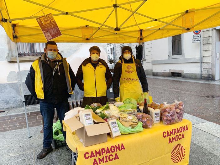 Vigevano, spesa sospesa: raccolti due quintali e mezzo di cibo al mercato di Campagna Amica
