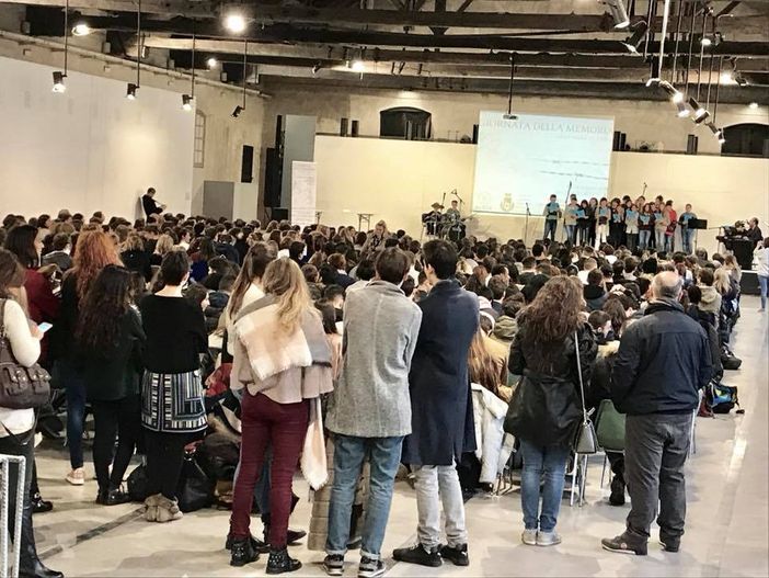 - FOTONOTIZIA - Le scuole medie di Vigevano presenti in Cavallerizza per la Giornata della Memoria