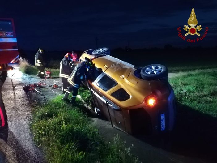 Castelnovetto: esce di strada e si ribalta in un fosso, lievemente ferito un 49enne