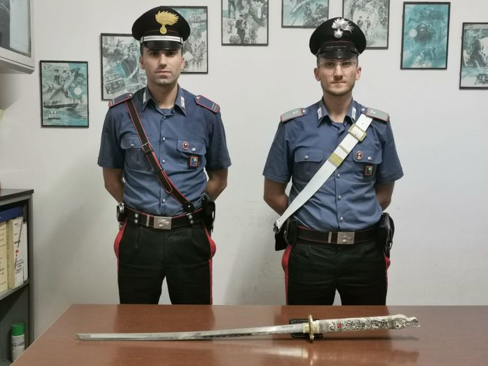 Lomello: minaccia la moglie con una katana da 105 centimetri, denunciato un 50enne