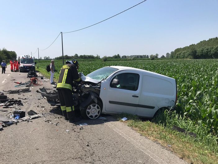 Gambolò: tragico schianto sulla provinciale, muoiono due persone nello scontro fra tre veicoli, due feriti in gravissime condizioni
