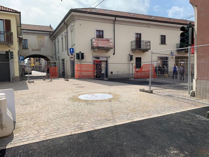 Gambolò, la sicurezza prevale sulle vecchie tradizioni. Rimosso il semaforo sospeso