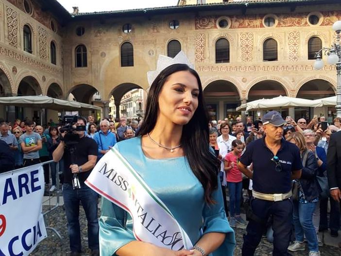 (FOTOGALLERY) Vigevano: bagno di folla in piazza Ducale per Carolina Stramare