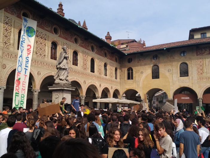 (FOTOGALLERY) - Vigevano: le immagini del Fridays for Future in piazza Ducale e per le vie cittadine