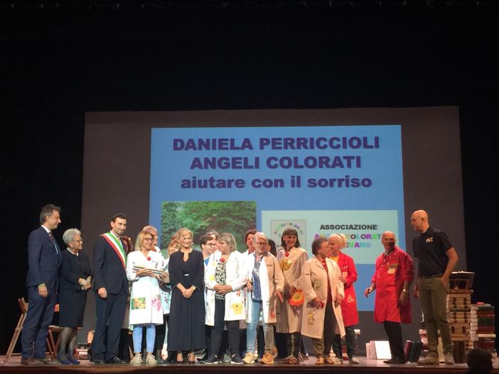 Vigevano, il testimone del volontariato passa da Raffaele Parolisi all’associazione "Angeli Colorati" Vigevano, il testimone del volontariato passa da Raffaele Parolisi all’associazione "Angeli Colorati"
