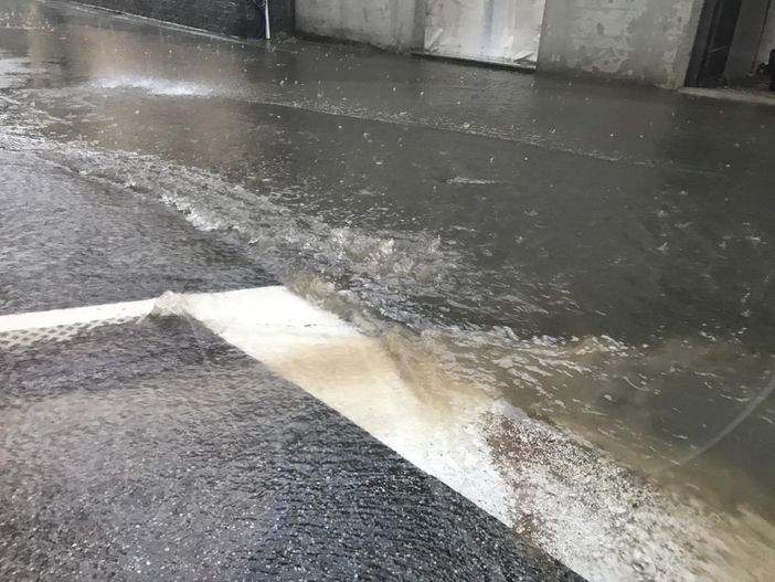 Gambolò, nubifragio si scaglia sulla città. Circa 25 centimetri di acqua in via Isella Gambolò, nubifragio si scaglia sulla città. Circa 25 centimetri di acqua in via Isella