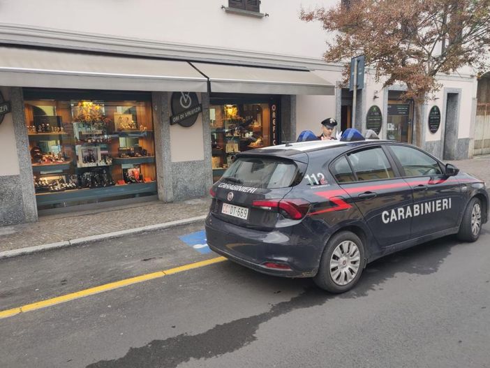 Garlasco: tenta la rapina in gioielleria camuffato con lenti a contatto e capelli colorati, in manette un 29enne