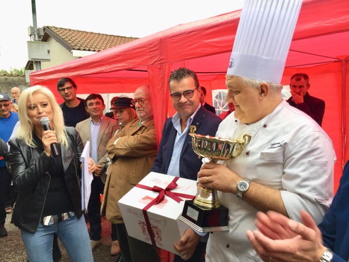 Gambolò, lo chef vigevanese Davide Aguzzi vince la prima edizione di “Stendardo e Cucchiaio”. In giuria Carrara e Raspelli Gambolò, lo chef vigevanese Davide Aguzzi vince la prima edizione di “Stendardo e Cucchiaio”. In giuria Carrara e Raspelli