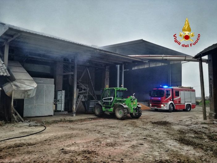 Mede: in fiamme un essiccatoio in via Frati, intervengono i vigili del fuoco Mede: in fiamme un essiccatoio in via Frati, intervengono i vigili del fuoco